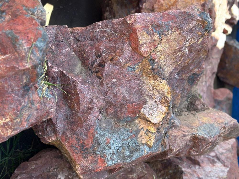 Камни для ландшафтного дизайна красно-фиолетовые 10-60 килограмм купить в Верхнем Тагиле