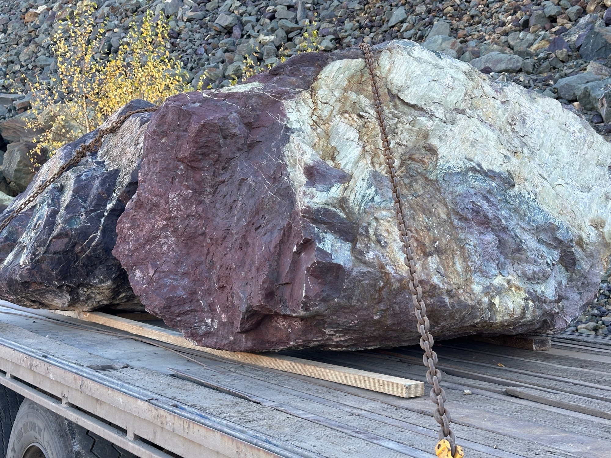 Огромные красно-фиолетовые валуны для ландшафтного дизайна весом более 5 тонн купить в Верхнем Тагиле