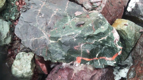 Гигантские зелёные валуны для ландшафтного дизайна весом более 5 тонн купить в Верхнем Тагиле