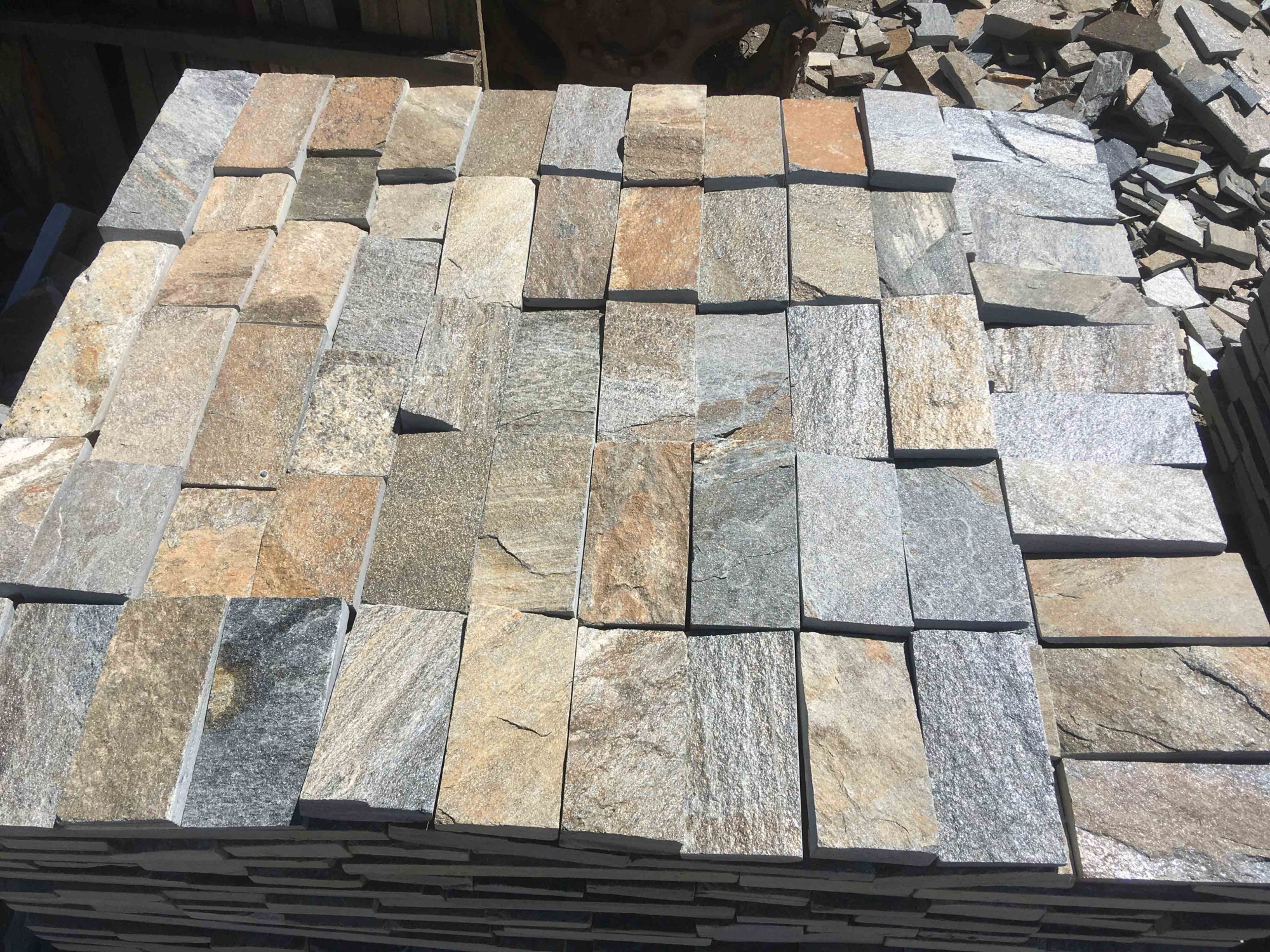 Плитка пилёная златолит Уральский для цоколя, отмостки купить в Верхнем Тагиле