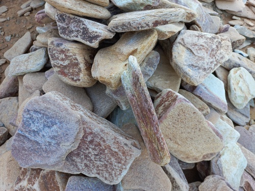 Златолит жёлтый, жёлто-зелёный глыбки и валуны для ланшафтного дизайна купить в Верхнем Тагиле