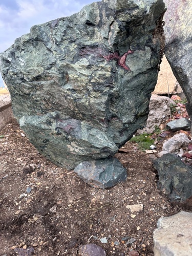 Гигантские зелёные валуны для ландшафтного дизайна весом более 5 тонн купить в Верхнем Тагиле