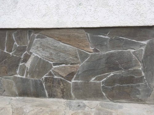 Плитняк златолит Уральский для цоколя, отмостки купить в Верхнем Тагиле