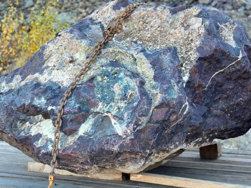 Огромные красно-фиолетовые валуны для ландшафтного дизайна весом более 5 тонн купить в Верхнем Тагиле