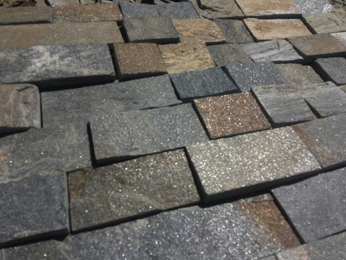 Плитка пилёная златолит Уральский для цоколя, отмостки купить в Верхнем Тагиле