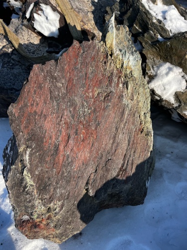 Ландшафтные глыбы красно-фиолетовые 200-1000 килограмм купить в Верхнем Тагиле