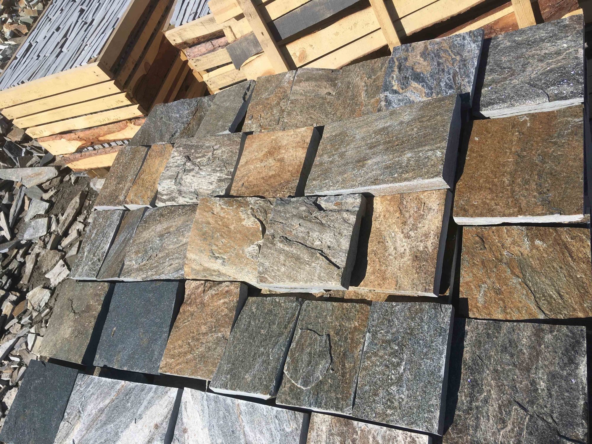 Плитка пилёная златолит Уральский для цоколя, отмостки купить в Верхнем Тагиле