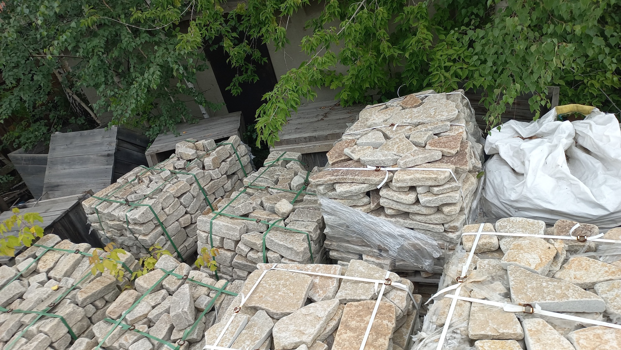 Плитняк гранитный галтованный купить в Верхнем Тагиле