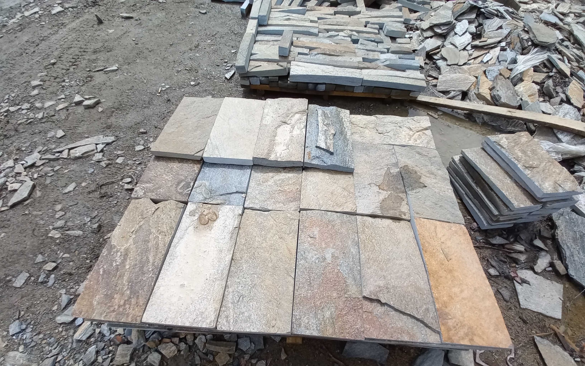 Плитка пилёная златолит Уральский для цоколя, отмостки купить в Верхнем Тагиле