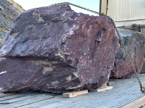 Огромные красно-фиолетовые валуны для ландшафтного дизайна весом более 5 тонн купить в Верхнем Тагиле