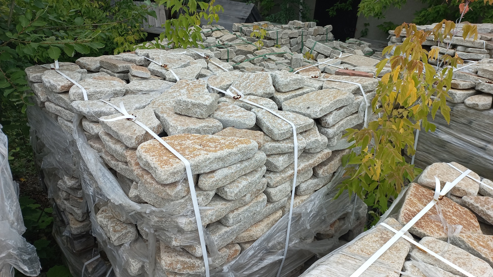 Плитняк галтованный гранитный для ландшафтного дизайна купить в Верхнем Тагиле