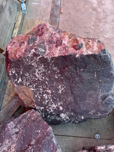 Камни для ландшафтного дизайна красно-фиолетовые 10-60 килограмм купить в Верхнем Тагиле