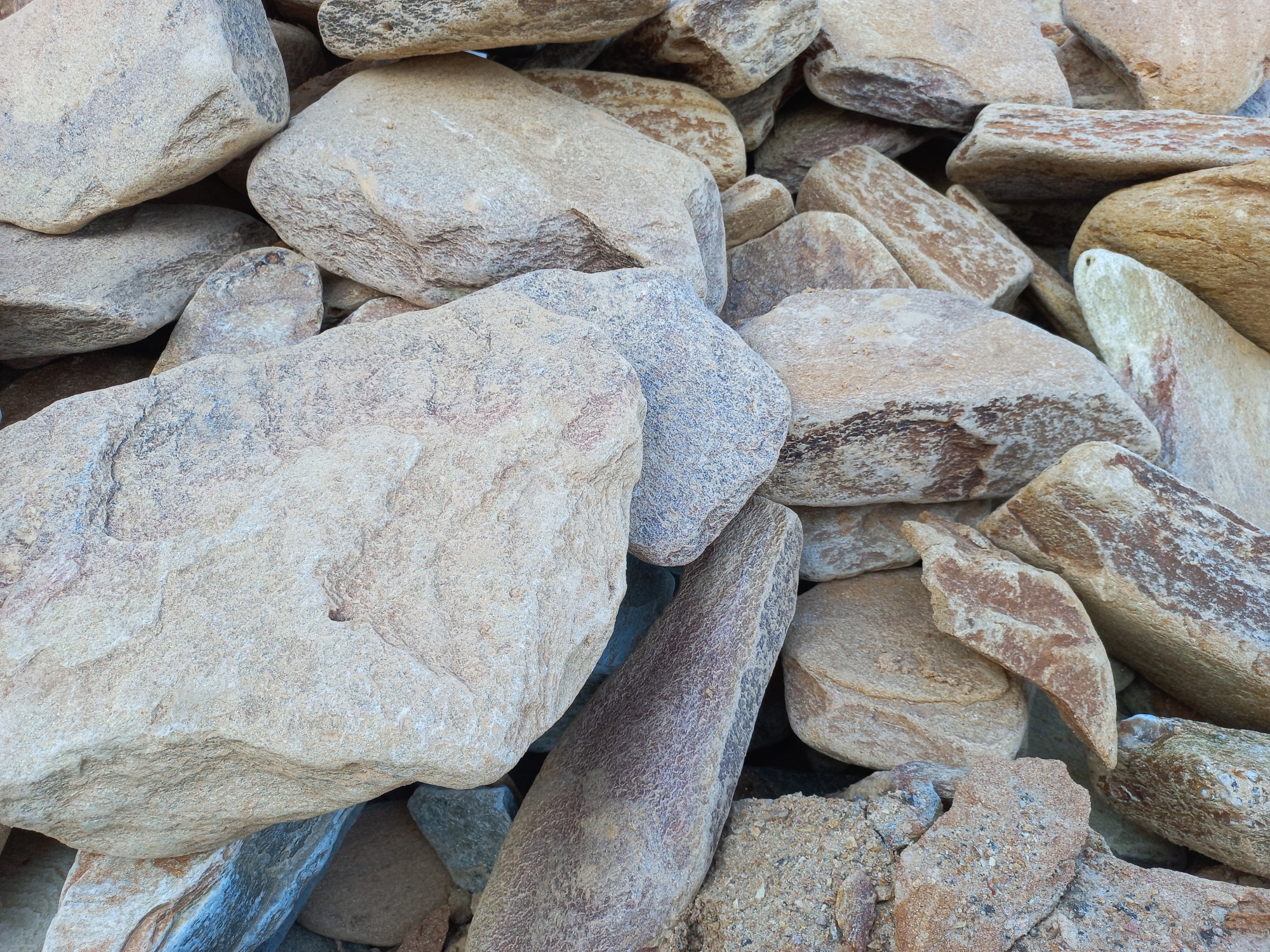 Златолит жёлтый, жёлто-зелёный глыбки и валуны для ланшафтного дизайна купить в Верхнем Тагиле