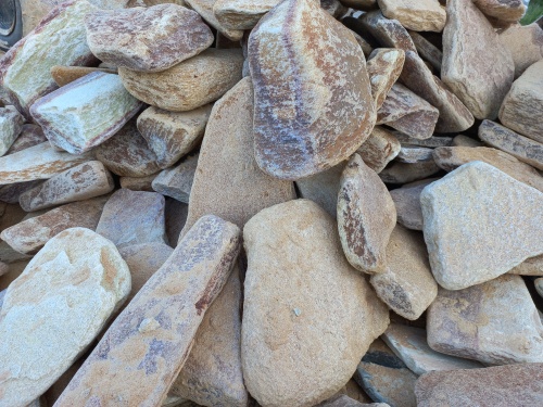 Златолит жёлтый, жёлто-зелёный глыбки и валуны для ланшафтного дизайна купить в Верхнем Тагиле