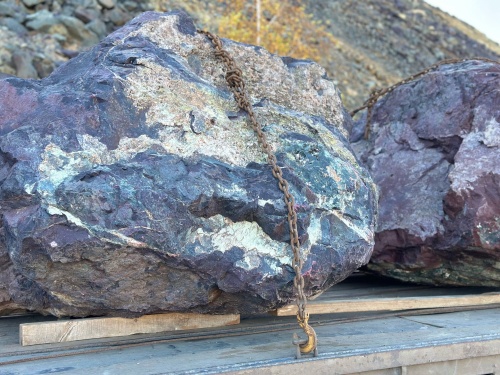 Огромные красно-фиолетовые валуны для ландшафтного дизайна весом более 5 тонн купить в Верхнем Тагиле