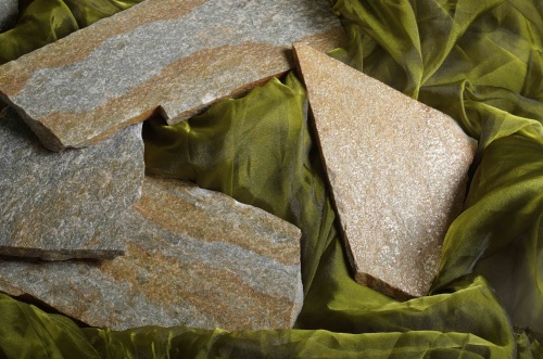 Плитняк златолит Уральский для цоколя, отмостки купить в Верхнем Тагиле