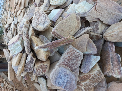 Златолит жёлтый, жёлто-зелёный глыбки и валуны для ланшафтного дизайна купить в Верхнем Тагиле